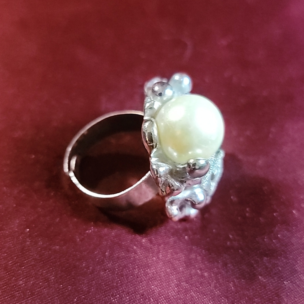 Fun Silver Pearl Cluster ring - Picture 3 of 4